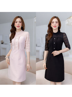 kudapy เดรสสั้นสีชมพู/สีดำ คอปีนแขนลูกไม้ สวยเรียบๆ มีดีเทลเป็นแต่งลูกไม้แขนและไหล่ ช่วงอกเย็บตีเกล็ดแต่งกระดุมซ้อนลูกไม้แต่ง