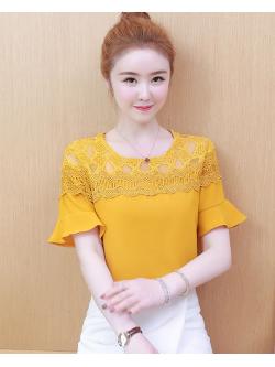 เสื้อสีเหลือง คอเสื้อ หน้าอก และช่วงไหล่ แต่งด้วยผ้าลูกไม้และผ้าถักโครเชต์สีเหลือง