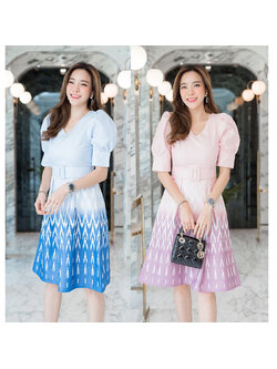 kudapy เดรสสั้นผ้าไทยคอวี แขนยกทรงเจ้าหญิงสีฟ้า/สีชมพู คอวีแขนสั้นไหล่ยก มีเข็มขัดผ้า ผ้าลายไทย มีซับในซิบหลัง