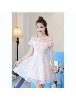 kudapy เดรสสั้นสีชมพูอ่อ ผ้าแก้ว นปักลายดาวทะเล ปะการัง โชว์ไหล่สวยๆ