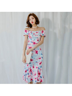 ชุดเดรสออกงานโทนฟ้า เดรสเปิดไหล่ทรงเข้ารูป ผ้าโพลีเอสเตอร์ผสม พื้นสีฟ้า พิมพ์ลายดอกไม้โทนสีชมพูแดง