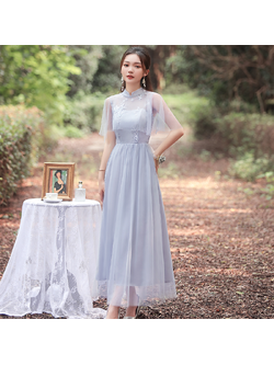 kudapy ชุดราตรียาวออกงานสีเทา ทรงคอจีนผ้าคลุมไหล่ซีทรู ตัวเสื้อปักลายดอกไม้ ซิบด้านข้างลำตัว สม๊อกหลัง กระโปรงผ้าโปร่ง