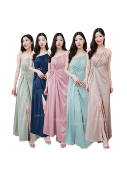 kudapy เดรสยาวสีโอวัลติน/สมิ้นอมฟ้า/สีชมพูกลีบบัว/สีกรม/สีชาเขียว ชุดราตรียาวไหล่เบี่ยงสายเพชรแต่งมัดเอวติดเข็มกลัดเพชรโบว์ งานพรีเมี่ยมผ้าเครปซาติน ซับในเกรดเอ ซิปด้านหลัง สวยหรู