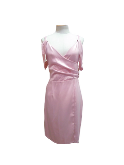 kudapy เดรสสั้นสายเดี่ยวสีชมพู มีสายปิดไหล่คอวีไขว้อกใส่ออกงานทรงสวยเป๊ะมากค่ะรุ่นนี้มีซับในซิปหลังอย่างดีผ้าซาตินเนื้อนิ่มใส่สบาย