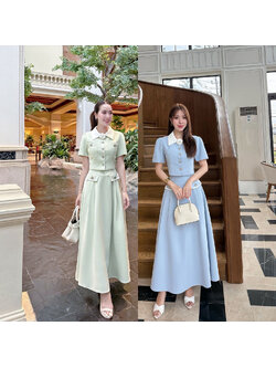 kudapy ชุดเซ็ทเสื้อทรงครอป กระดุมจริงรูปดอกไม้สีเงิน แต่งปกสีขาว มาพร้อมกับกระโปรงยาวซิปหลัง แต่งกระเป๋าหลอกด้านหน้า