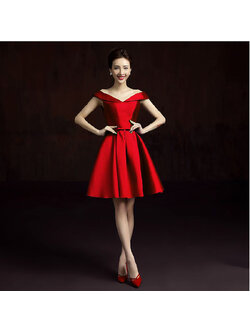 kudapy ชุดราตรีสั้นสีแดง แบบไหล่ปาด สไตล์วินเทจผ้าไหมดัชเชส กระโปรงทรงA แต่งโบว์ช่วงเอว (เชือกผูกหลัง)