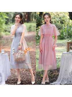 kudapy ชุดราตรีออกงานคลุมเข่าสีถั่วแดง/สีเทา ทรงคอจีนคลุมไหล่ ตัวเสื้อปักลายดอกไม้ ซิบด้านข้างลำตัว สม๊อกหลัง กระโปรงผ้าโปร่ง มีซับใน