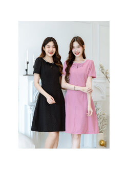 kudapy เดรสแพทเทิร์นสวยเรียบใส่และมีเชปสวย มีดีเทลเพิ่มความสวยหรูด้วยอะไหล่ลูกปัดรอบคอ และแต่งโบว์