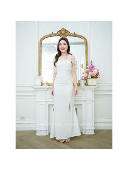kudapy kudapy เดรสยาวสีขาว ปาดไหล่มุ้ง แต่งผ้าซีทรู กระโปรงยาวผ่าหน้า สำหรับงานชุดราตรี ชุดไปงาน