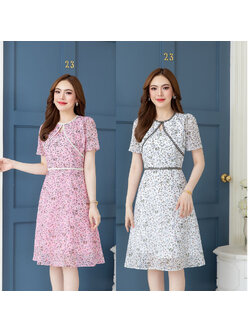 kudapy เดรสสั้นสีขาว/สีชมพู ชึฟองลายดอก ช่วงอกด้านหน้าเย็บเป็นกั๊กคลุม มีดีเทลแต่งริบบิ้นทอตัดขอบ รอบคอ อก และเอว