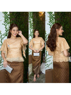 kudapy ชุดเซท เสื้อลูกไม้สีทอง ผ้าใยบวบผสมเลื่อมเกรดพรีเมี่ยม ซิปหลัง มีซับทั้งตัว คอปาด แขนระบาย เอวแต่งระบาย +ผ้าถุงอัดกาวสำเร็จรูปสีน้ำตาล