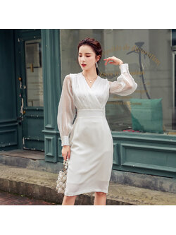 kudapy เดรสสั้นออกงานสีขาวคอทรงวี แบบสวยเด่น คอวีแต่งผ้าป้ายด้านหน้า แขนยาวผ้าซีทรูจัมป์ชายแขนติดกระดุม