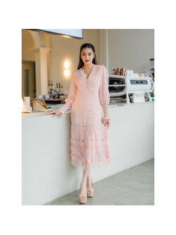 kudapy เดรสยาวคลุมข่าวสีชมพู ลูกไม้+ผ้าชีฟอง ผ้างานอัดพรีททั้งชุด คอวี แขนยาวลูกไม้ซีทรู