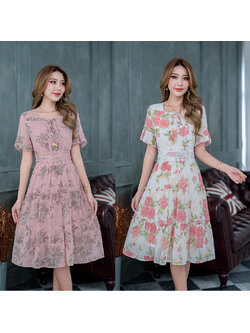 kudapy เดรสสั้นสีครีม/สีโทนชมพูหม่น ผ้าชิฟฟ่อนลายดอกไม้สวยหวาน มีดีเทลเยอะช่วงเอวต่อตกแต่งด้วยลูกไม้คาดเอว