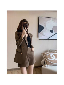 kudapy เซ็ทสูทกางเกงขาสั้นสีน้ำตาลเข้ม เสื้อสูทแต่งกระดุมสีทองจริง 6 เม็ด มีกระเป๋าจริง มีฟองน้ำเสริมบ่าบางๆ มาพร้อมกับกางเกงขาสั้นซิปหน้า