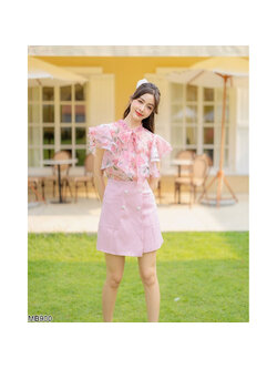 kudapy ชุดเซตเสื้อชีฟองสีชมพู แต่งลายดอก ดีเทลผูกโบว์ แมตช์กับกระโปรงทรงลุคเกาหลีสุดปัง