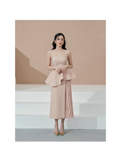 kudapy ชุดเซ็ต 2 ชิ้น เสื้อ+กระโปรง สีครีมโรสโกลส์ ทรงสายเดี่ยวเข้ารูป แต่งเลเยอร์ตามแบบ จับจีบอัดพลีท ทรงานสายมาก ซิบหลังอย่างดี มีซับใน