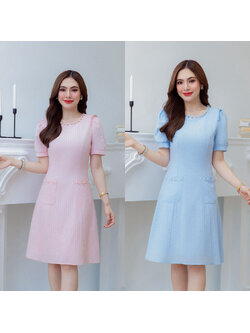 kudapy เดรสสีพื้นสวยหวาน มีดีเทลแต่งลูกไม้รอบคอ แต่งกระเป๋าด้านหน้า ช่วงไหล่มีดีเทลเย็บระบาย