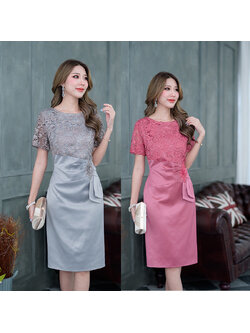 kudapy เดรสสั้นสีชมพูปูนเข้ม/สีเทา ลูกไม้ ดีเทลความสวยหรูอยู่ที่ช่วงเอว เป็นงานเย็บแต่งดีเทลตีเกร็ดป้ายด้านข้างและแต่งลูกไม้ แต่งชายผ้าคล้ายผูกโบว์