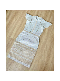 kudapy ชุดเดรสสั้นทำบุญสีครีมทอง ผ้าทอลายอัดกาว แขนระบาย 2 ชั้น คอเรียบ แต่งมุก มีซิปซ่อนหลัง