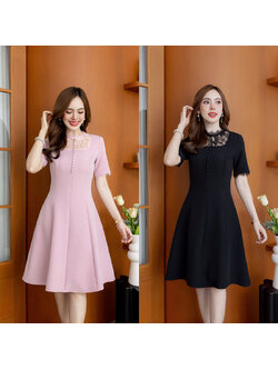 kudapy เดรสสั้นสีชมพู/สีดำ ผ้าพื้นอกลูกไม้ เย็บเข้ารูปสวย เน้นช่วงเอวใส่แล้วดูเพรียว ช่วงอกแต่งลูกไม้สวย มีดีเทลแต่งกระดุม และแต่งแซมด้วยลูกไม้ขนตาเบาๆ