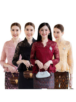 kudapy (เฉพาะเสื้อ) เสื้อลูกไม้ฝรั่งเศษสีแดงเข้ม,สีทอง,สีดำ,สีชมพู คอวีแต่งหยักเพิ่มกริสเตอร์วิบวับ แขนยาว เก็บเอวอย่างดี แต่งชายเสื้อระบายชั้น มีซับใน ซิบหลังอย่างดีค่ะ