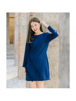 kudapy ชุดเดรสคอกลมสีกรม แขนยาว แต่งระบายที่ชายเฉลียงด้านข้าง