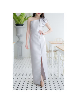 kudapy ชุดเดรสราตรียาวไหล่เดี่ยวสีเทาเงิน ช่วงไหล่แต่งระบาย ผ่าข้างสวยสง่า หรูมากค่ะรุ่นนี้แนะนำเลย