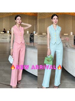 kudapy เซ็ทเสื้อแขนกุดเข้ารูปมาพร้อมกับกางเกงขายาว ตัวเสื้อแต่งกระดุมจริงสีทองปลายทรงแหลม กางเกงใช้ผ้าเดียวกับเสื้อ