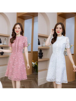 kudapy เดรสสั้นสีขาว/สีชมพูกลีบบัว ลูกไม้คอจีบสูง มีดีเทลแต่งลูกไม้และกระดุมช่วงอก เพิ่มความสวยหรู ลูกไม้คุณภาพลายสวย