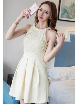 kudapy ชุดเดรสออกงานสั้นแขนกุดสีครีมน่ารักสวยหรูหราได้ลุคคุณหนู