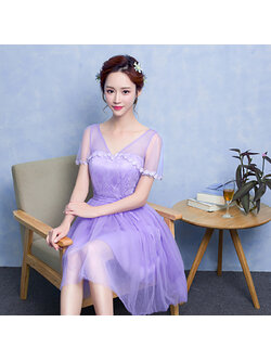 kudapy ชุดราตรีสั้นสีม่วง คอวี ชุดไปงานแต่งงาน เดรสช่วงบนประดับด้วยผ้าลูกไม้ทรงคอวี เอวสม็อคหลังยืดได้ตามตัว ผูกเอวด้วยโบว์เล็กๆน่ารัก