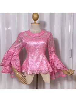 kudapy เสื้อลูกไม้สีชมพูบานเย็น คอกลม แขนกระดิ่ง มีซับใน ซิบหลังอย่างดี ลูกไม้ใยบวบปักเลื่อมเกรดพรีเมี่ยม