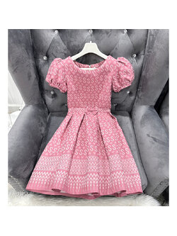 kudapy เดรสผ้าทอลายสีชมพูลายขอ งานอัดกาวทั้งชุด แขนตุ๊กตา ติดโบว์ช่วงเอว กระโปรงจับจีบทวิท มีซิปซ่อนหลัง