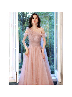 kudapy (พรีออเดอร์ 15-30 วัน) ชุดราตรีปาดไหล่สีชมพูโรสโกลด์ แต่งไข่มุก ตาม Detail แบบ ปักรูปผีเสื้อน่ารักๆ 2 ตัวไว้ที่แขนเสื้อชุดมีซับในอย่างดีด้านนอกเป็นผ้ามุ้งปากกลิสเตอร์และปักไข่มุกทั้งชุด