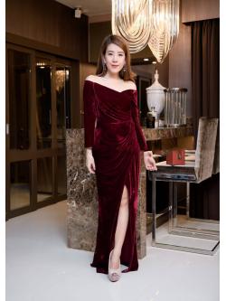 เรสยาวผ้ากำมะหยี่สีแดงเลือดหมู ปาดไหล่รุ่นแขนยาว