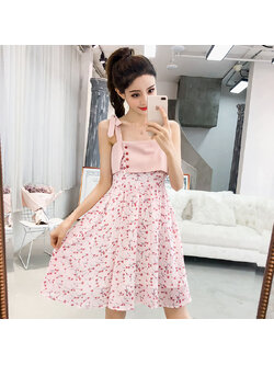 kudapy เดรสสั้นสีชมพูอ่อน ลายดอกไม้สีแดง ตกแต่งผ้าโพลีเอสเตอร์สีชมพูกะปิส่วนอก สายเดี่ยวผูกโบว์