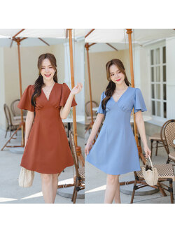 kudapy เดรสสั้นสีส้มอิฐ/สีฟ้าคราม เปรี้ยวอมหวานลุคสาวขี้เล่น ตัวเสื้อเป็นคอวีจับจีบเดรปที่อก ต่อลงมาเป็นกระโปรงทรงเอบานเล็กๆ