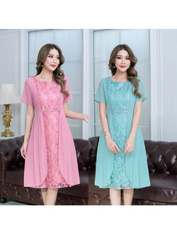 kudapy เดรสสั้นสีชมพู/สีเขียวพาลเทล ดีไซน์เก๋มีดีเทลผ้าลูกไม้เงาด้านหน้า และคลุมด้วยชิฟฟ่อน เหมือนใส่เป็นเสื้อคลุมสองชิ้นแต่เป็นเดรสชิ้นเดียว