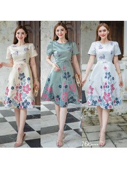 kudapy เดรสสั้นสีเขียว/สีขาว/สีครีม ผ้าSatin silk แขนสั้น เนื้อบางไม่หนา งานปริ้นลายดอก