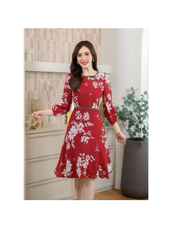kudapy เดรสสั้นสสีแดง ลายดอกสีขาว ตัดด้วยขอบเอวและขอบคอสีเขียว ระบายหางปลา