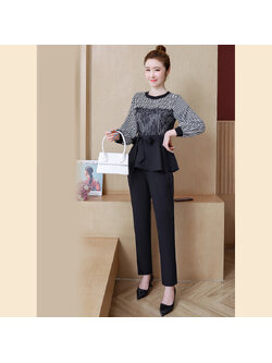 ชุดเซ็ท 2 ชิ้น เสื้อคอกลมสีดำแขนยาว เสื้อลายทางผสมลูกไม้ เข้าเซตกับกางเกงขายาวสีดำทรงกระบอกเล็ก