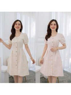 kudapy เดรสสั้นสีโทนครีมทอง/สีโทนโอรส ผ้าแจ็คกาดทอพรีเมียม มีลายดอกมิตินูน ผ้าสวยหรูมาก มีดีเทลแต่งมุกรอบคอ และแต่งกระดุมเพชร สวยแบบทูอินวัน หรูผสมหวาน