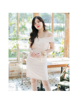 kudapy เดรสั้นสีครีม ช่วงบนเป็นทรงแบบปาดไหล่ อกเย็บซ้อน2ทบไขว้อก งานคัตติ้งสวย ต่อด้วยกระโปรงทรงสอบ