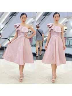 kudapy ชุดออกงานราตรีสั้นสีชมพู ไหล่เฉียงระบาย กระโปรงยาวคลุมเข่า