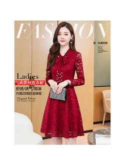 kudapy เดรสสั้นสีแดงเข้ม ผ้าลูกไม้ คอวีมีสายผูกโบว์ตกแต่งมุก แขนยาว กระโปรงทรงเอ