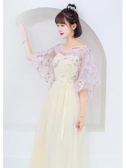 เดรสราตรียาวออกงานสีครีม คอกว้างแขนผ้าคลุม