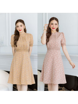 kudapy เดรสชีฟองลายดอกสวยหวาน แพทเทิร์นสวย เป็นดีไซน์คอสูง เย็บเป็นจีบช่วงอกให้ดูมีเลเยอร์