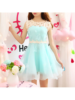 kudapy เดรสสั้นสีฟ้าอ่อนอมเขียว ผ้าแก้ว ส่วนไหล่เป็นผ้าลูกไม้สีครีม แขนกุด กระโปรงทรงเอ