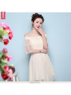 kudapy เดรสสั้นสีครีม ราตรีออกงาน เปิดไหล่แต่งลายผีเสื้อ ตัวเดรสลายดอกไม้ ช่วงเอวคาดผ้าริ้บบิ้นผูก ซิบด้านข้างลำตัว สม๊อกหลัง